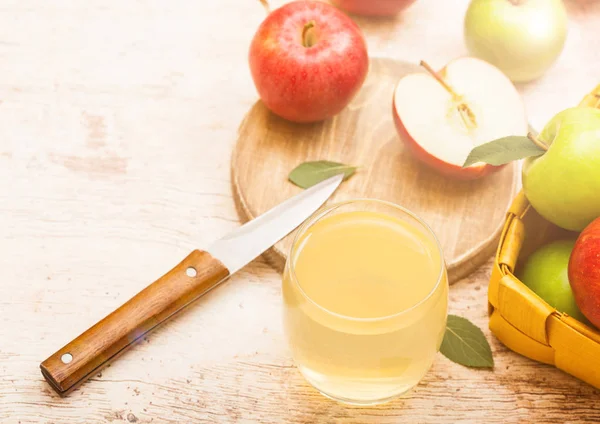 Bicchiere Succo Mela Biologico Fresco Con Rosa Signora Rosso Nonna — Foto Stock