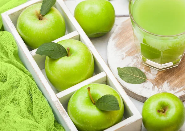 Bicchiere Succo Mela Biologico Fresco Con Nonna Fabbro Mele Verdi — Foto Stock