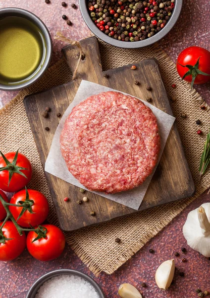 Hamburguesa Casera Picada Cruda Carne Res Parrilla Con Especias Hierbas —  Fotos de Stock