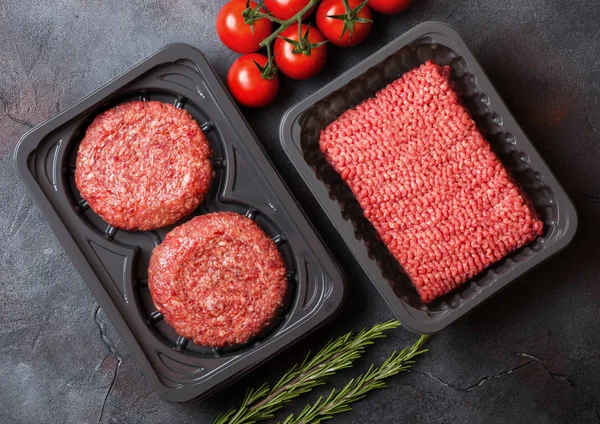 Bandeja Plástico Con Hamburguesas Caseras Carne Picada Cruda Con Especias —  Fotos de Stock