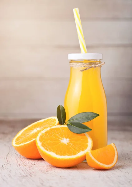 Garrafa Vidro Suco Laranja Fresco Orgânico Com Laranjas Cruas Fundo — Fotografia de Stock