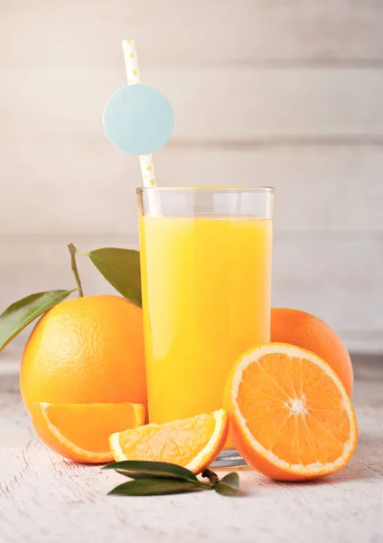 Glas Ekologisk Färsk Apelsinjuice Med Raw Apelsiner Ljus Trä Bakgrund — Stockfoto