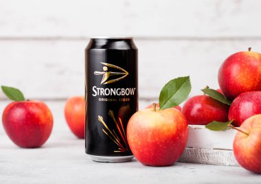 Londra, İngiltere - 13 Eylül 2018: Alüminyum kutu orijinal Strongbow Cider ahşap arka plan üzerinde taze elma ile.