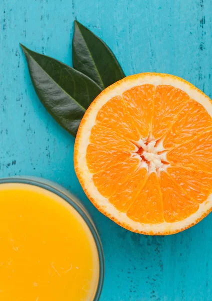 Szkło Organiczne Świeże Smoothie Pomarańczowy Sok Surowego Pomarańczowy Niebieskim Tle — Zdjęcie stockowe