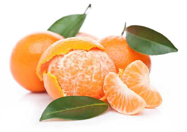 Friss Szerves Mandarin Tangerine Gyümölcsök Levelek Hámozott Fele Fehér Háttér — Stock Fotó
