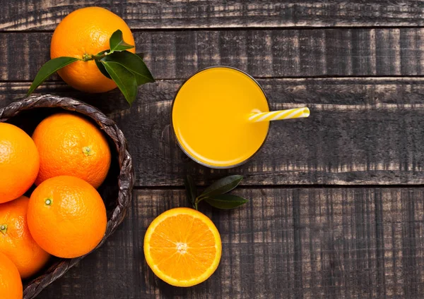 Glas Frischer Bio Orangen Smoothie Saft Mit Rohen Orangen Auf — Stockfoto