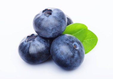 Beyaz arka plan üzerinde yaprak taze ham organik yaban mersini.