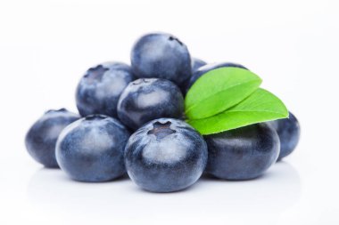 Beyaz arka plan üzerinde yaprak taze ham organik yaban mersini.