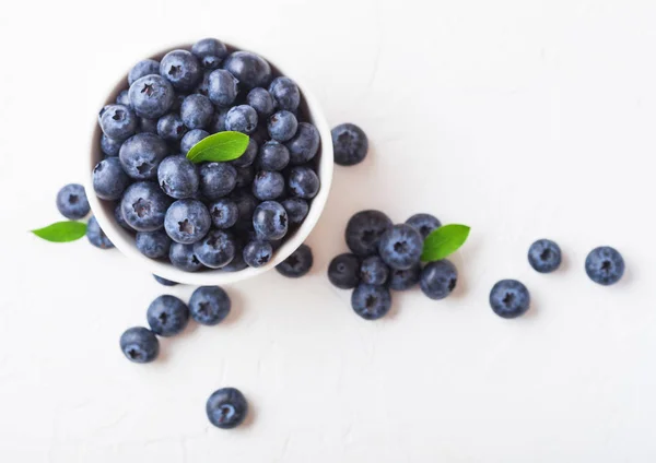 Fräsch Raw Ekologiska Blåbär Med Blad Vit Kina Skål Vit — Stockfoto