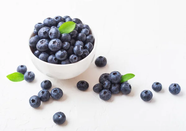 Fräsch Raw Ekologiska Blåbär Med Blad Vit Kina Skål Vit — Stockfoto