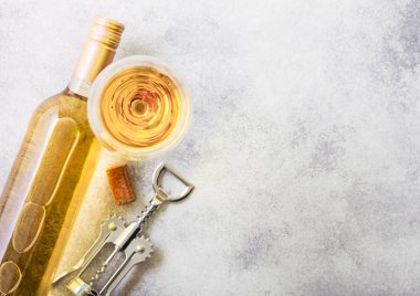 Şişe ve bardak beyaz şarap cork ve crkscrew açacağı taş mutfak üzerinde arka plan masa. Üstten görünüm. 