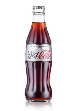 Londra, İngiltere - 10 Ağustos 2018: Şişe diyet kola Coca Cola meşrubat beyaz.