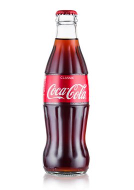 Londra, İngiltere - 10 Ağustos 2018: Şişe özgün Coca Cola meşrubat beyaz.