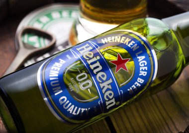 Londra, İngiltere - 27 Nisan 2018: Eski ahşap varil coaster ve açacağı ile üstüne Lager bira cam ve Heineken alkol ücretsiz. Heineken Heineken Internationa, Amiral gemisi ürünü
