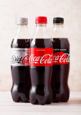 Londra, İngiltere - 03 Ağustos 2018: Orijinal diyet ve sıfır Coca Cola meşrubat ahşap üzerine plastik şişe. Dünyanın en popüler içecek.