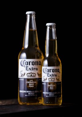 Londra, İngiltere - 27 Nisan 2018: Şişeler, Corona ilave bira eski ahşap zemin üzerinde. Corona, Grupo Modelo tarafından üretilen.