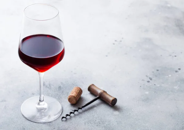 Elegantes Glas Rotwein Mit Korken Und Öffner Auf Küchentischhintergrund — Stockfoto