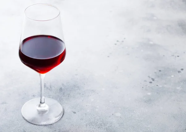 Elegante Glas Rotwein Auf Küchentisch Hintergrund — Stockfoto