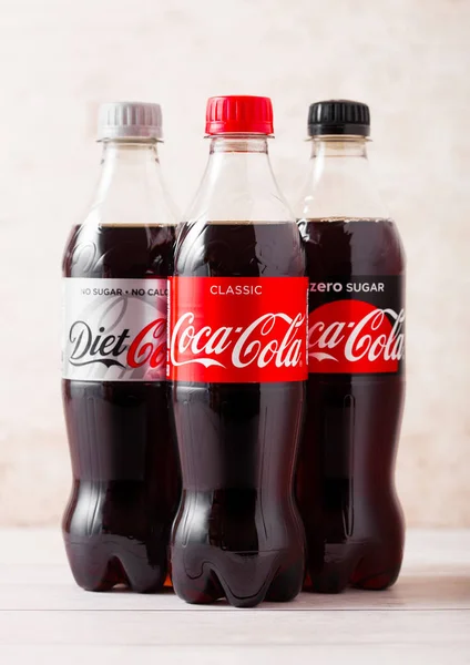 ロンドン イギリス 2018 木の元ダイエットとゼロのコカ コーラの清涼飲料のペットボトル 世界で最も人気のある飲み物 — ストック写真
