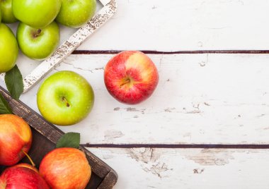 Pembe Bayan Kraliyet gala kırmızı ve granny smith yeşil elma ahşap arka plan üzerinde vintage kutusunda 