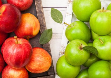 Pembe Bayan Kraliyet gala kırmızı ve granny smith yeşil elma ahşap arka plan üzerinde vintage kutusunda 