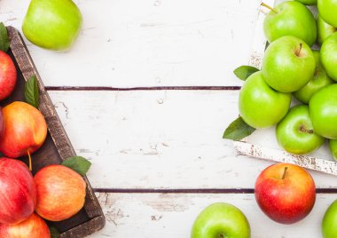 Pembe Bayan Kraliyet gala kırmızı ve granny smith yeşil elma ahşap arka plan üzerinde vintage kutusunda 