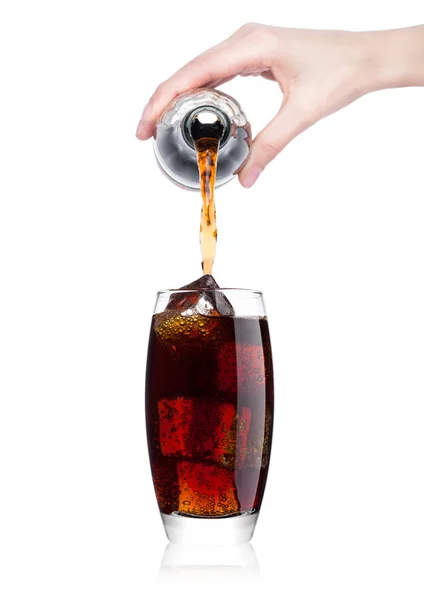 Vrouwelijke Hand Gieten Cola Frisdrank Drinken Uit Fles Aan Glas — Stockfoto