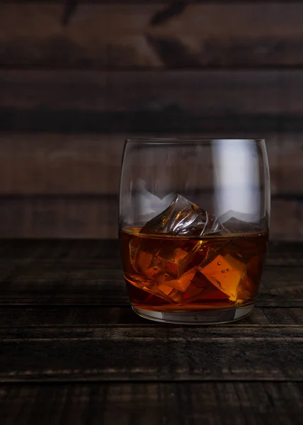 Glas Whisky Mit Eiswürfeln Auf Holztischhintergrund — Stockfoto