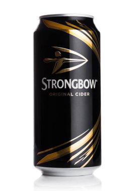 Londra, İngiltere - 13 Eylül 2018: Alüminyum kutu orijinal Strongbow Cider yansıması ile beyaz arka plan üzerinde