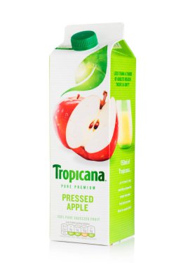 Londra, İngiltere - 13 Eylül 2018: Tropicana preslenmiş elma suyu yansıması ile beyaz arka plan üzerinde