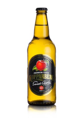 Londra, İngiltere - 13 Eylül 2018: Şişe Kopparberg tatlı elma elma şarabı yansıması ile beyaz arka plan
