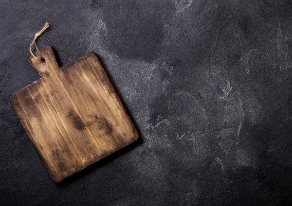 Antika ahşap kesme tahtası. Mutfak pişirme konsepti. Metin için yer