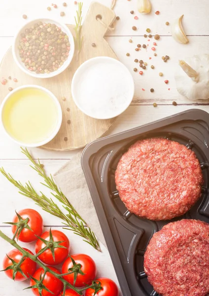 Bandeja Plástico Con Hamburguesas Carne Res Picadas Crudas Hechas Casa —  Fotos de Stock