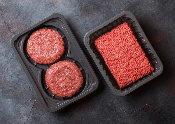 Plastik Tablett Mit Rohem Hackfleisch Hausgemachte Rindfleisch Burger Mit Gewürzen — Stockfoto