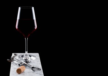 Mermer kurulu tirbuşon açacağı ile kırmızı şarap ve mantar siyah cam.