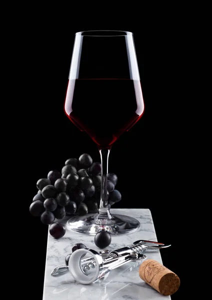 Copa Vino Tinto Con Uvas Oscuras Sobre Tabla Mármol Con —  Fotos de Stock