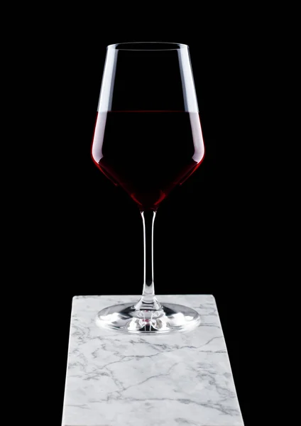 Verre Vin Rouge Sur Panneau Marbre Blanc Sur Fond Noir — Photo
