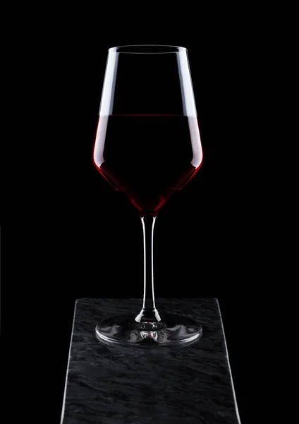 Glas Rotwein Auf Holzbrett Auf Schwarzem Hintergrund — Stockfoto
