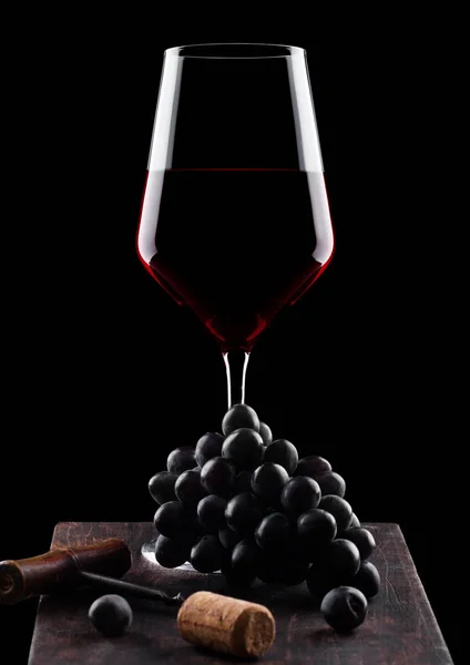 Glas Rode Wijn Met Donkere Druiven Vintage Kurkentrekker Opener Kurk — Stockfoto
