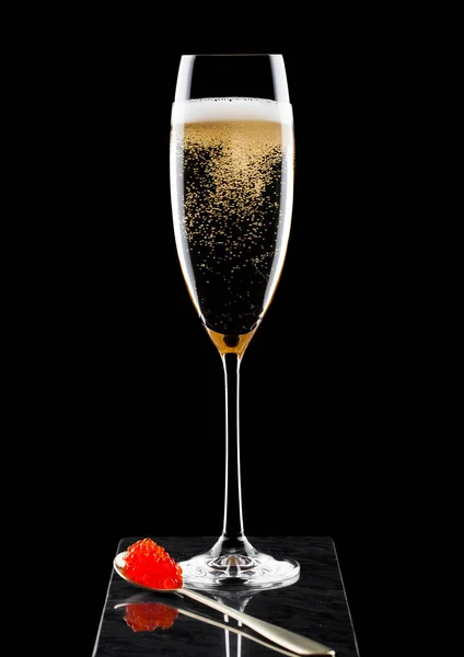 Elegant Glas Gula Champagne Med Röd Kaviar Gyllene Sked Kaviar — Stockfoto