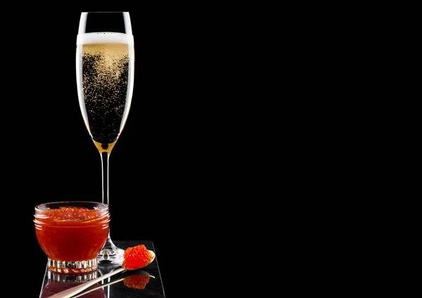 Elegante Bicchiere Champagne Giallo Con Caviale Rosso Cucchiaio Oro Contenitore — Foto Stock