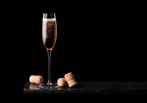 Élégant Verre Champagne Rose Rose Avec Liège Sur Panneau Marbre — Photo