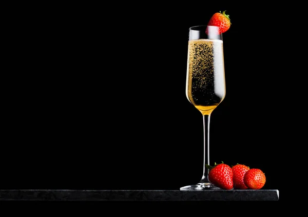 Elegant Glas Gul Champagne Med Jordgubbe Ovanpå Och Färska Bär — Stockfoto