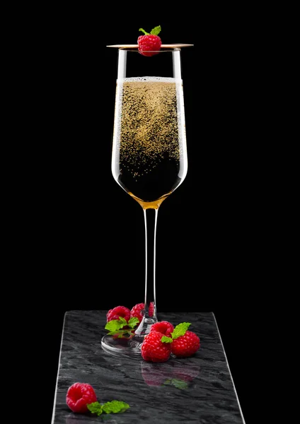 Elegant Glas Gula Champagne Med Hallon Och Färska Bär Med — Stockfoto