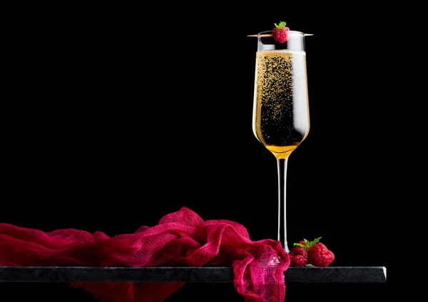 Elegante Bicchiere Champagne Giallo Con Lampone Bacche Fresche Con Foglia — Foto Stock