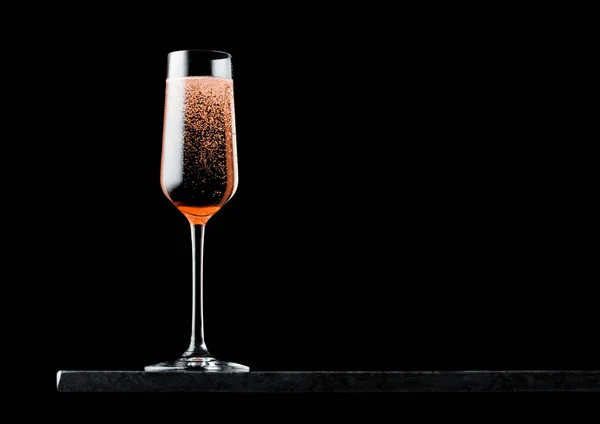 Elegante Bicchiere Rosa Rosa Champagne Con Bolle Tavola Marmo Nero — Foto Stock