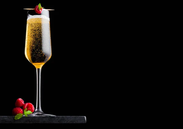 Elegantes Glas Gelber Champagner Mit Himbeere Und Frischen Beeren Mit — Stockfoto