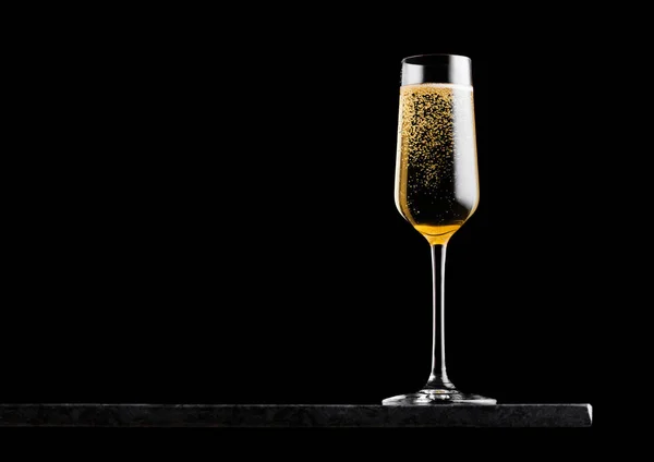 Елегантний Келих Жовтого Шампанського Бульбашками Дошці Чорного Мармуру Чорному Фоні — стокове фото