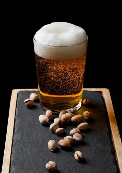 Glas Pils Bier Met Pistachenoten Noten Stenen Bord Zwarte Achtergrond — Stockfoto