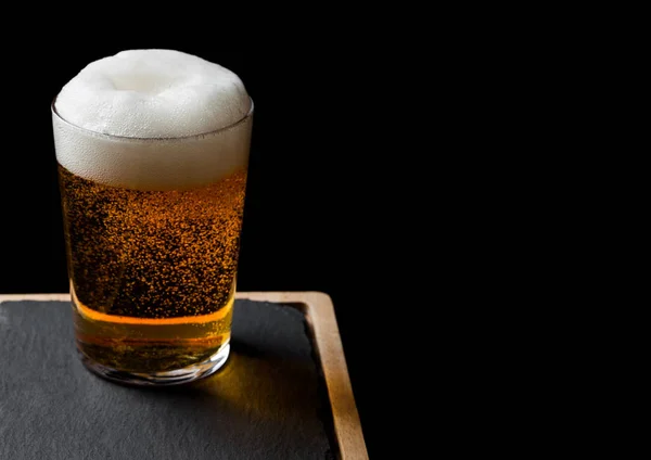 Glas Pils Bier Met Schuim Bubbels Aan Boord Van Stenen — Stockfoto